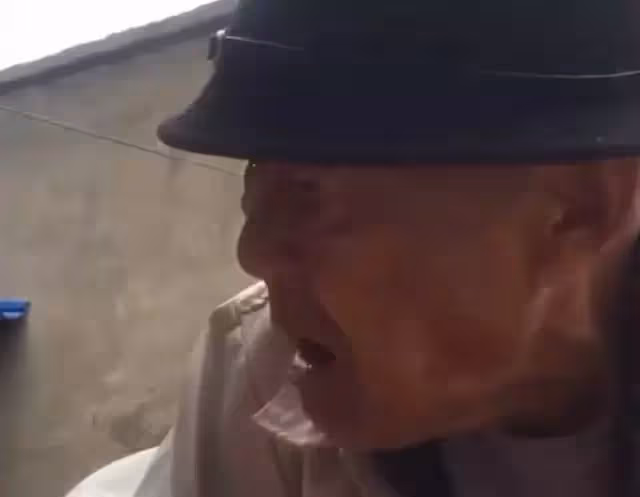 淚奔！90歲癡呆老人給妻子遺像餵飯，外孫女：他只記得姥姥