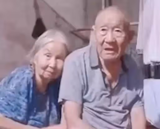 淚奔！90歲癡呆老人給妻子遺像餵飯，外孫女：他只記得姥姥
