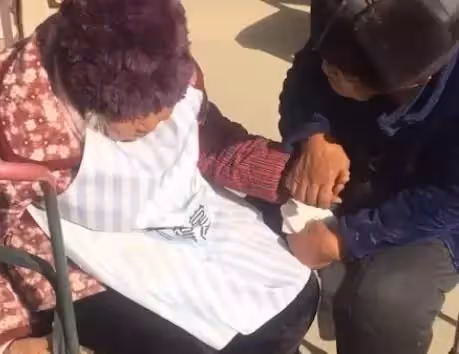 淚奔！90歲癡呆老人給妻子遺像餵飯，外孫女：他只記得姥姥