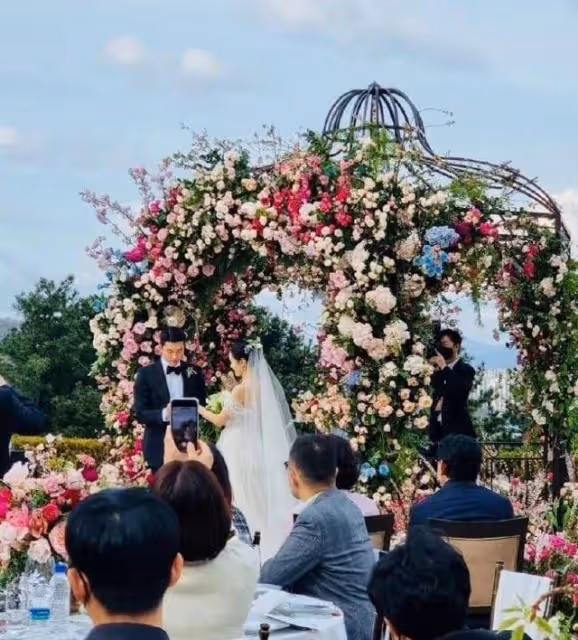 玄彬孫藝珍婚禮現場圖曝光,現場布置浪漫又溫馨,孫藝珍激動落淚
