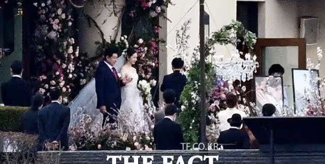 玄彬孫藝珍婚禮現場圖曝光,現場布置浪漫又溫馨,孫藝珍激動落淚