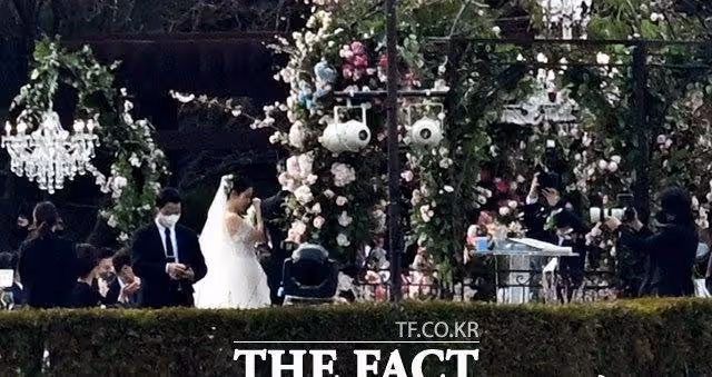 玄彬孫藝珍婚禮現場圖曝光,現場布置浪漫又溫馨,孫藝珍激動落淚