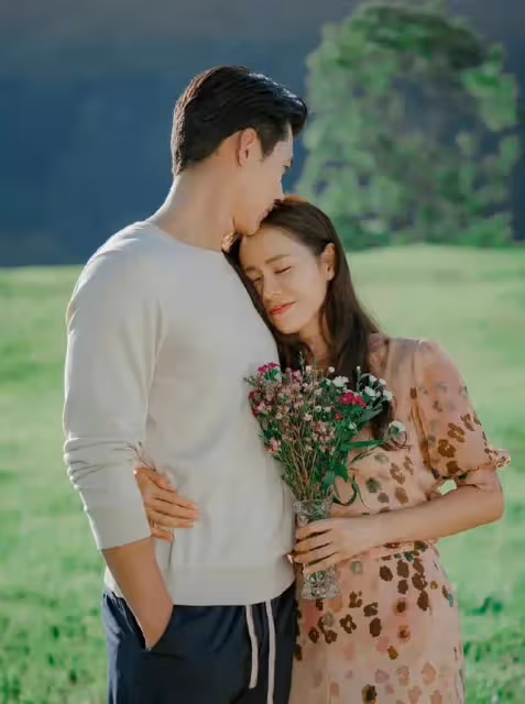 玄彬孫藝珍婚禮現場圖曝光,現場布置浪漫又溫馨,孫藝珍激動落淚