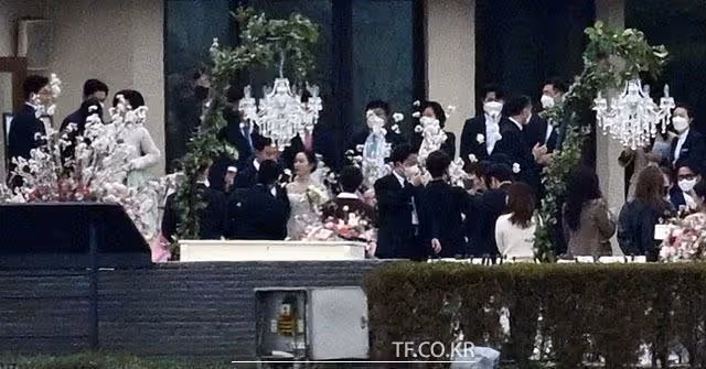 玄彬孫藝珍婚禮現場曝光!孫爸牽女兒走向幸福,孔劉宋仲基都出席