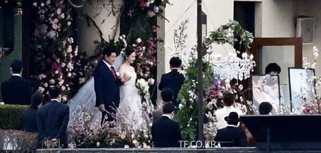 玄彬孫藝珍婚禮現場曝光!孫爸牽女兒走向幸福,孔劉宋仲基都出席