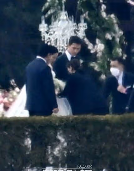 玄彬孫藝珍婚禮現場曝光!孫爸牽女兒走向幸福,孔劉宋仲基都出席