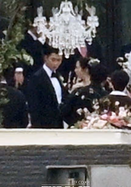 玄彬孫藝珍婚禮現場曝光!孫爸牽女兒走向幸福,孔劉宋仲基都出席