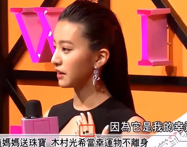 19歲木村光希拍攝性感大片!手扯褲子秀腹肌,衣服太短事業線搶鏡