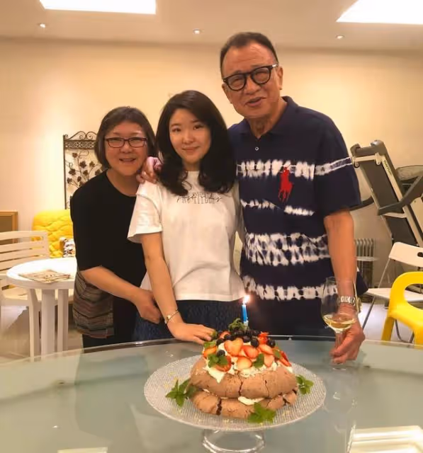 74歲前TVB金牌綠葉在女兒茶餐廳幫忙，低調樸素毫無明星架子