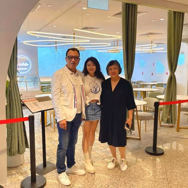 74歲前TVB金牌綠葉在女兒茶餐廳幫忙，低調樸素毫無明星架子