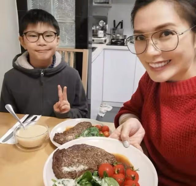 靠自強！香港女星從歌手變餐廳老闆娘，更經歷家暴離婚做單親媽媽