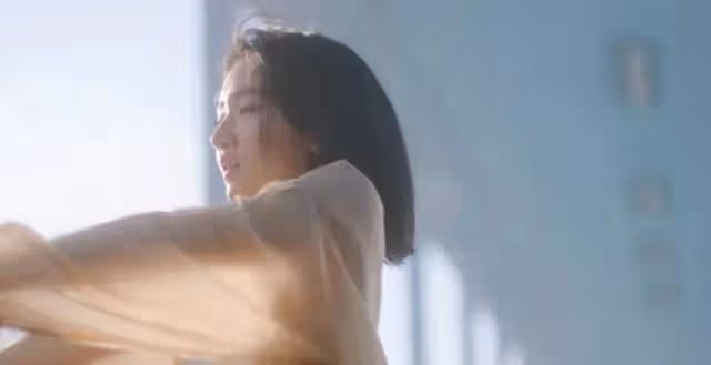 長相出眾！港片女神柏安妮女兒首拍廣告曬舞技，因甜美清純獲關注