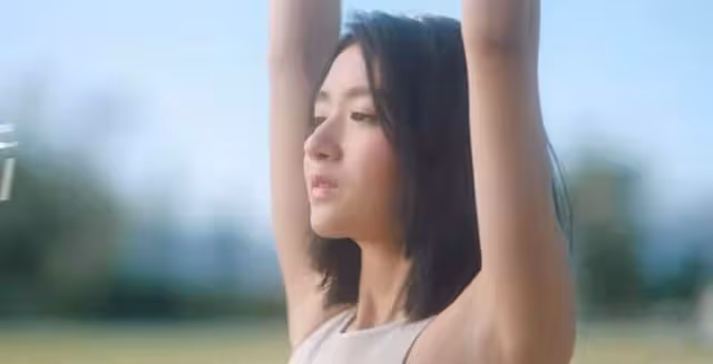 長相出眾！港片女神柏安妮女兒首拍廣告曬舞技，因甜美清純獲關注