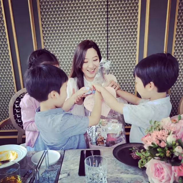 老公說要生6個！女星嫁百億豪門「3年生3胎」苦喊產後發福　結婚9年逆襲「36歲瘦回少女」：嫁對人很重要