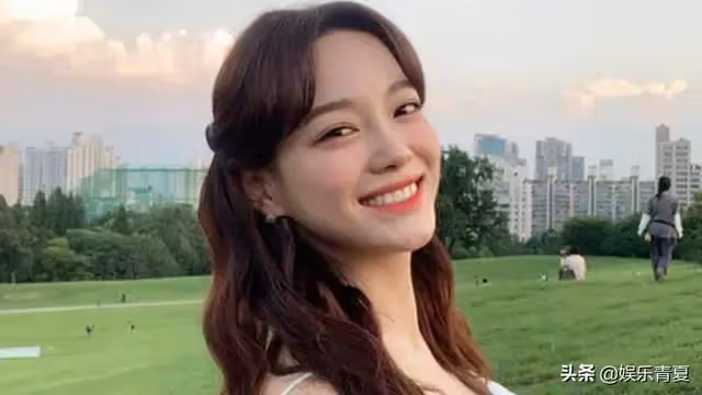 《社內相親》爆火！金世正成國民女友，曾靠救助金長大，今成爆款女王