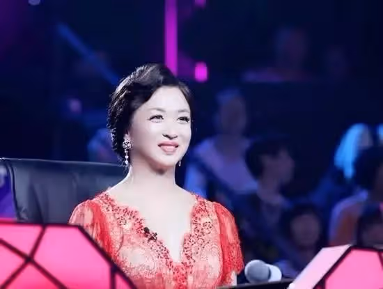 前妻變閨蜜!風華正茂時嫁給了金星,離婚時金星已是「女兒身」,十年婚姻竟源於一句玩笑話!
