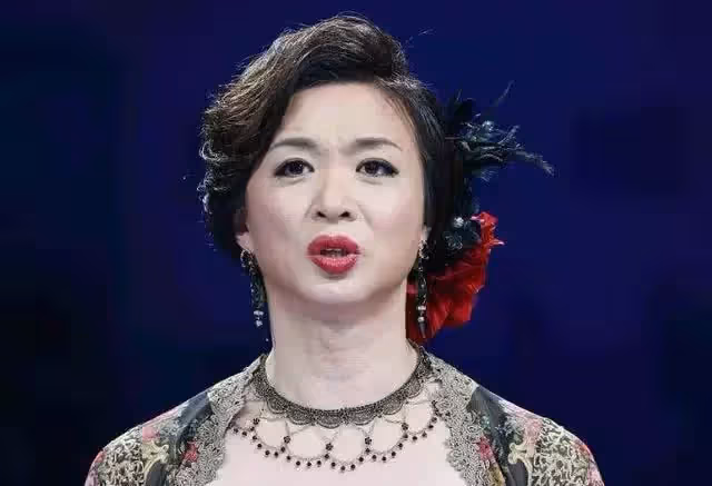 前妻變閨蜜!風華正茂時嫁給了金星,離婚時金星已是「女兒身」,十年婚姻竟源於一句玩笑話!