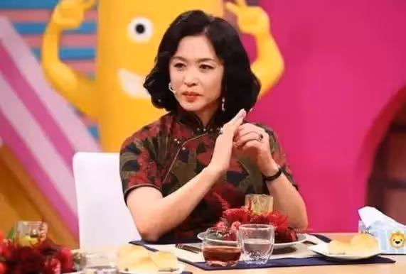 前妻變閨蜜!風華正茂時嫁給了金星,離婚時金星已是「女兒身」,十年婚姻竟源於一句玩笑話!
