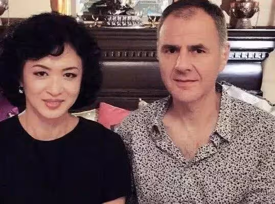 前妻變閨蜜!風華正茂時嫁給了金星,離婚時金星已是「女兒身」,十年婚姻竟源於一句玩笑話!