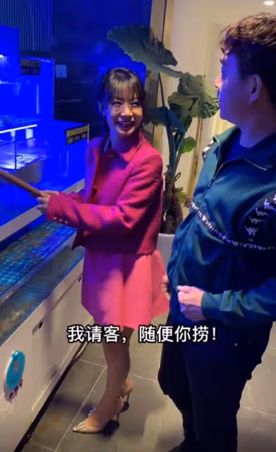 陳浩民夫婦與駱達華吃大餐,鵝肝魚子醬擺滿桌,眾人均已定居內地