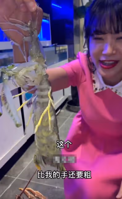 陳浩民夫婦與駱達華吃大餐,鵝肝魚子醬擺滿桌,眾人均已定居內地