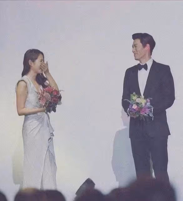 被譽為韓國天然美女,40歲嫁初戀,牽手照畫面甜蜜,婚禮今日舉行