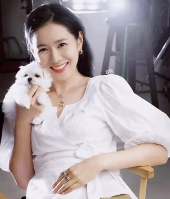 被譽為韓國天然美女,40歲嫁初戀,牽手照畫面甜蜜,婚禮今日舉行