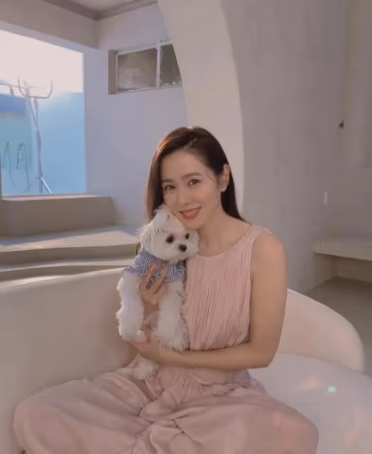 被譽為韓國天然美女,40歲嫁初戀,牽手照畫面甜蜜,婚禮今日舉行