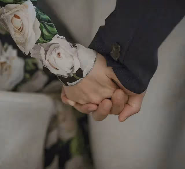 被譽為韓國天然美女,40歲嫁初戀,牽手照畫面甜蜜,婚禮今日舉行