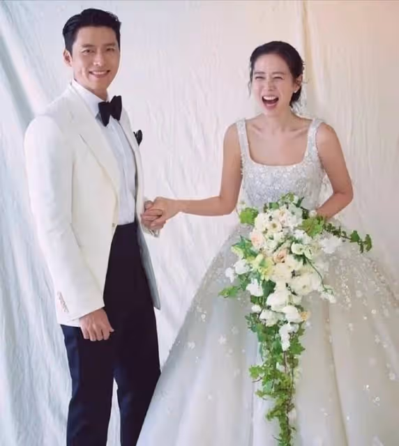 被譽為韓國天然美女,40歲嫁初戀,牽手照畫面甜蜜,婚禮今日舉行