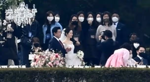 玄彬孫藝珍婚禮內場曝光,新人甜蜜交換戒指,女方激動落淚