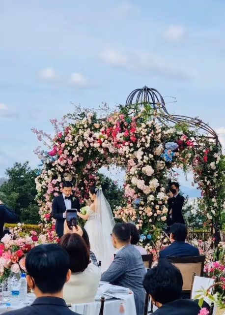 玄彬孫藝珍婚禮內場曝光,新人甜蜜交換戒指,女方激動落淚