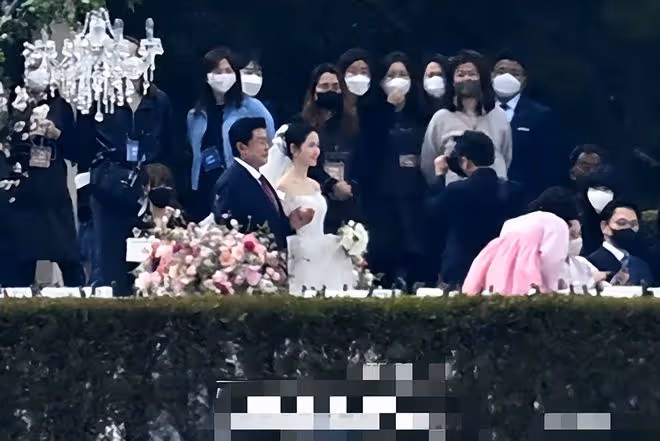 玄彬婚禮現場曝光!眾星雲集布置豪華,孫藝珍父親緊盯女兒顯不舍