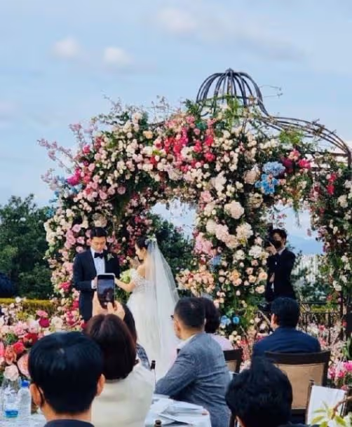 玄彬孫藝珍今日大婚,嘉賓陣容堪稱百想,網友:放心吧會離得