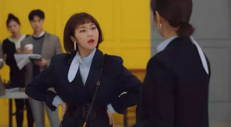 《社內相親》浮誇表姊的韓式英語和狂撞衫,讓觀眾笑翻!