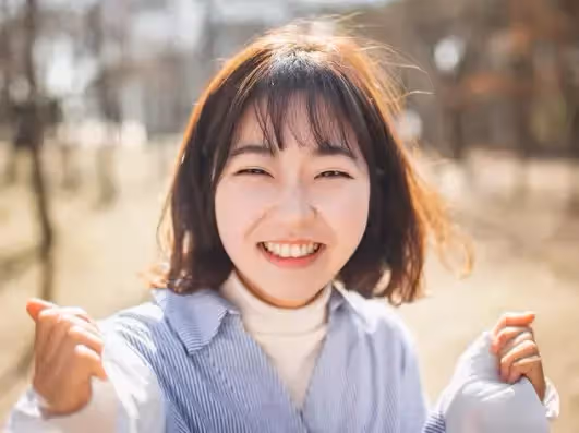 《社內相親》浮誇表姊的韓式英語和狂撞衫,讓觀眾笑翻!