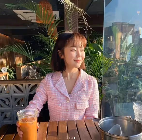《社內相親》浮誇表姊的韓式英語和狂撞衫,讓觀眾笑翻!
