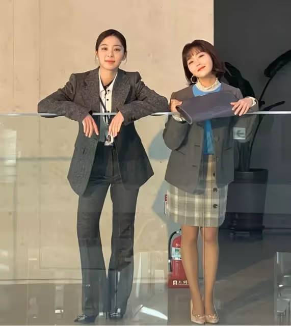 《社內相親》浮誇表姊的韓式英語和狂撞衫,讓觀眾笑翻!