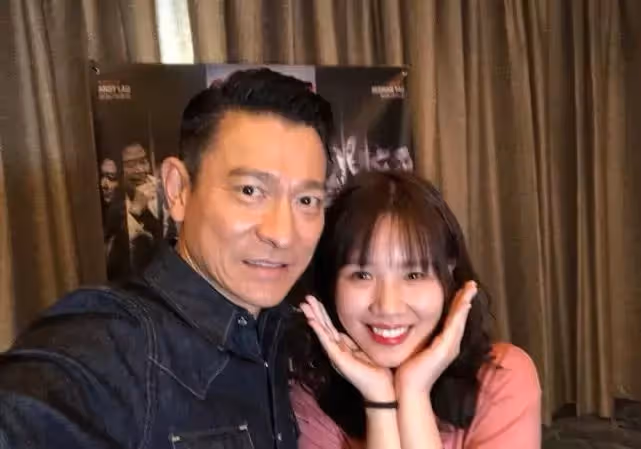 極盡親和力和女孩自拍! 劉德華受訪:「連準時、記臺詞都是優點,準時不是應該的嗎?」他是永遠的偶像!