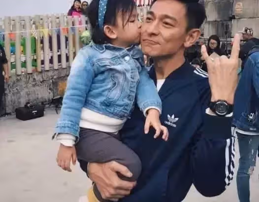 極盡親和力和女孩自拍! 劉德華受訪:「連準時、記臺詞都是優點,準時不是應該的嗎?」他是永遠的偶像!