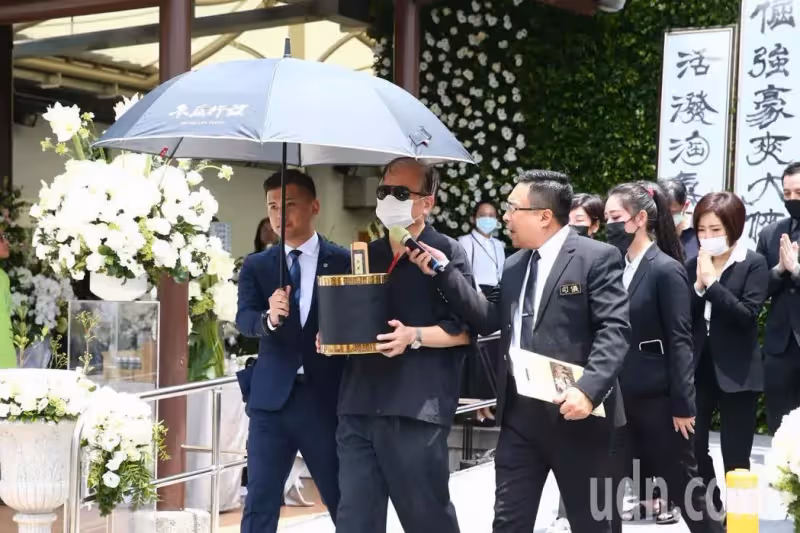 相差12歲!大哥曝「爸爸40歲才生下羅霈穎」是家中掌上明珠 「替妹妹整理遺物」回顧一甲子手足情:她心思細膩