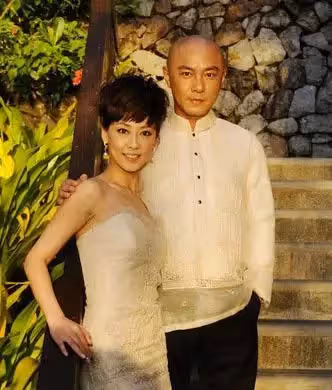 15歲被迫掙錢養家!跑龍套8年「走紅後卻被雪藏」 與妻子2次分手3次婚禮「結婚16年無兒無女」恩愛如初