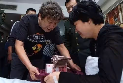 與大39歲女星相戀13年!「繼承70億財產」送錢捐款近3億 一生無兒無女「老年孤獨」來世想娶妻生子