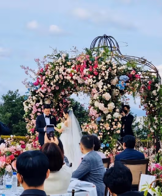 玄彬孫藝珍婚禮現場畫面曝光,女方激動流淚,兩人交換戒指超溫馨