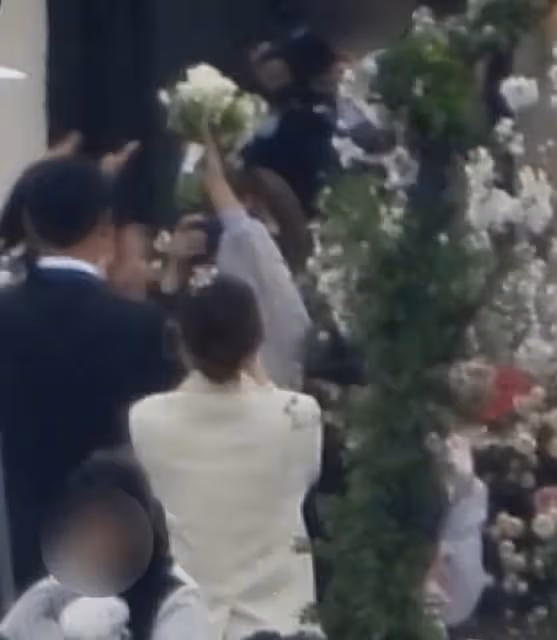 玄彬孫藝珍婚禮現場畫面曝光,女方激動流淚,兩人交換戒指超溫馨