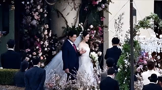玄彬孫藝珍婚禮現場畫面曝光,女方激動流淚,兩人交換戒指超溫馨