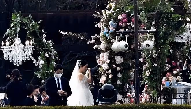 玄彬孫藝珍婚禮現場畫面曝光,女方激動流淚,兩人交換戒指超溫馨