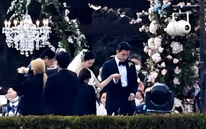 玄彬孫藝珍婚禮現場畫面曝光,女方激動流淚,兩人交換戒指超溫馨