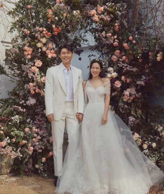 玄彬孫藝珍婚禮現場畫面曝光,女方激動流淚,兩人交換戒指超溫馨