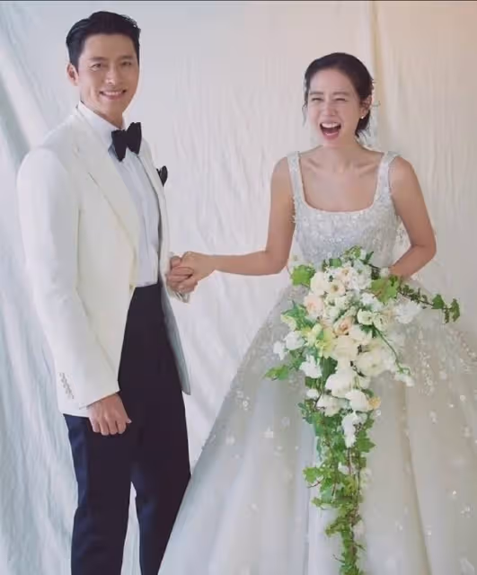 玄彬孫藝珍婚禮現場畫面曝光,女方激動流淚,兩人交換戒指超溫馨